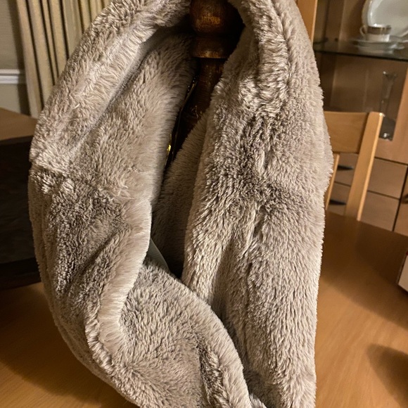 Banana republic woman’s twisted faux fur scarf (snood) - Picture 4 of 5